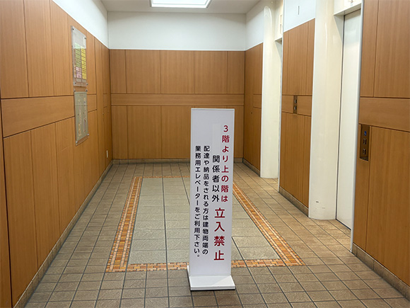 1F入り口から4Fまでの道のり2