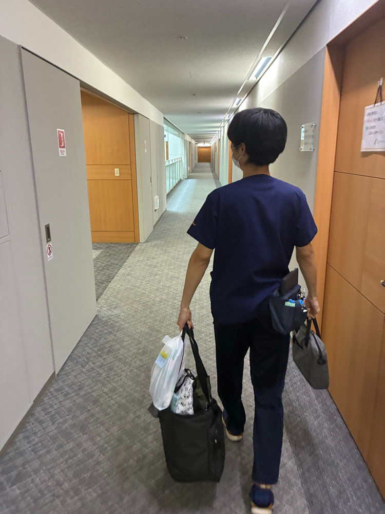 必要な荷物を持って訪問へ出発