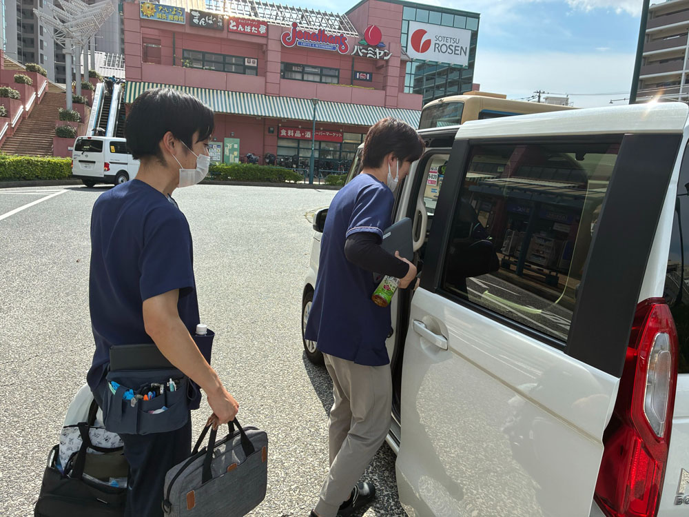 訪問車へ乗り込み、次の診療へ