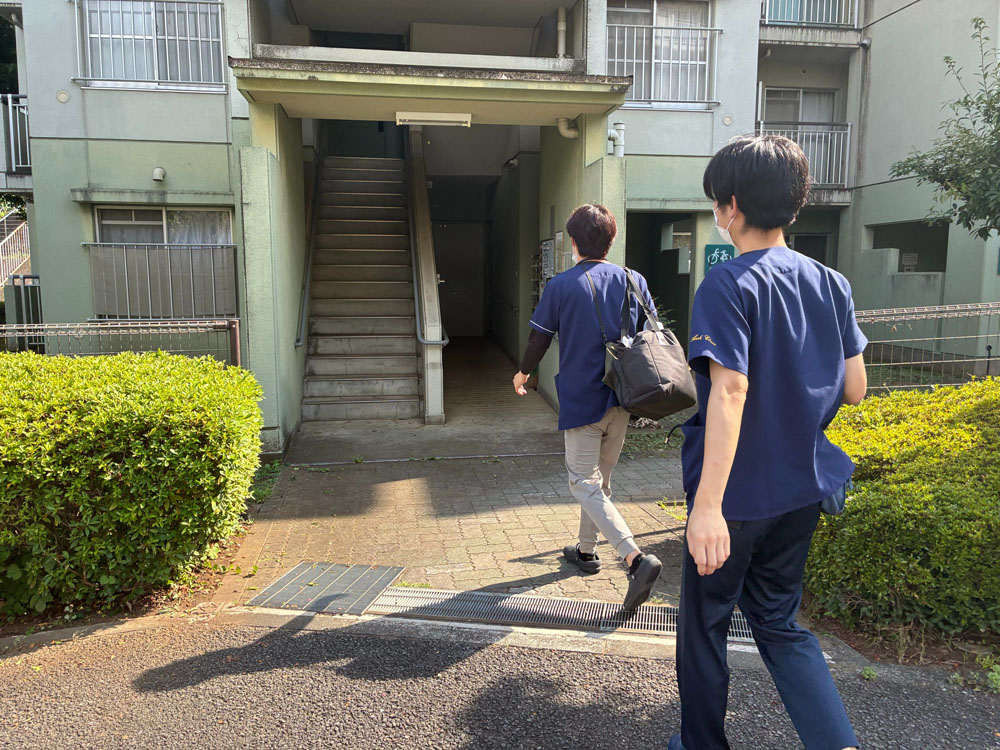 医師とともに患者様のご自宅へ向かう