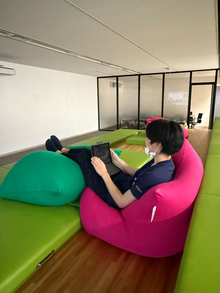 飲食店や休憩室、Yogiboのあるスペースでゆっくり過ごせます