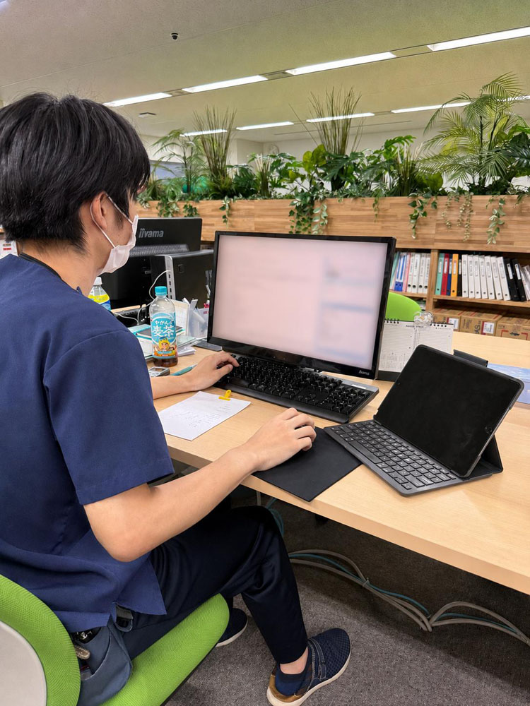デスクで診療内容の整理や事務処理を行います