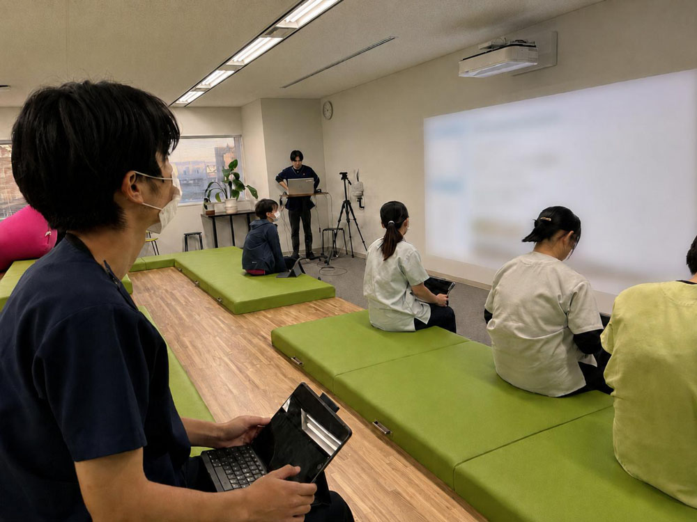 当日の診療内容や気づいた点を全体で共有